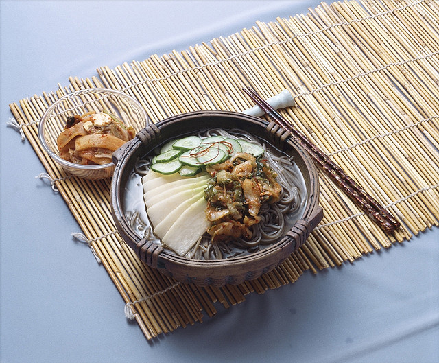 Bol de Mul Naengmyeon servi avec du Kimchi